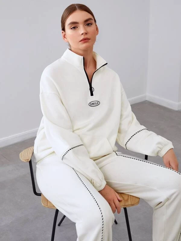 SHEIN طقم القميص الرياضي برسم الحروف والفتحة ونصف السستة مع السروال الرياضي بالشق الأمامي